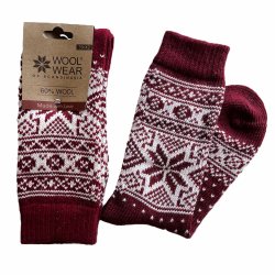 Gestrickte Socken mit klassischem Schneeflockenmuster