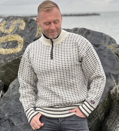 Flot sweater i 100% ren ny uld med flot mnster