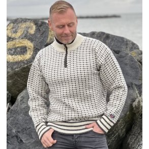 Flot sweater i 100% ren ny uld med flot mnster
