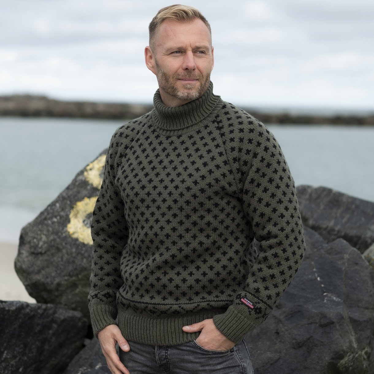 Islandsk uldtrøje i flot farve med rullekrave