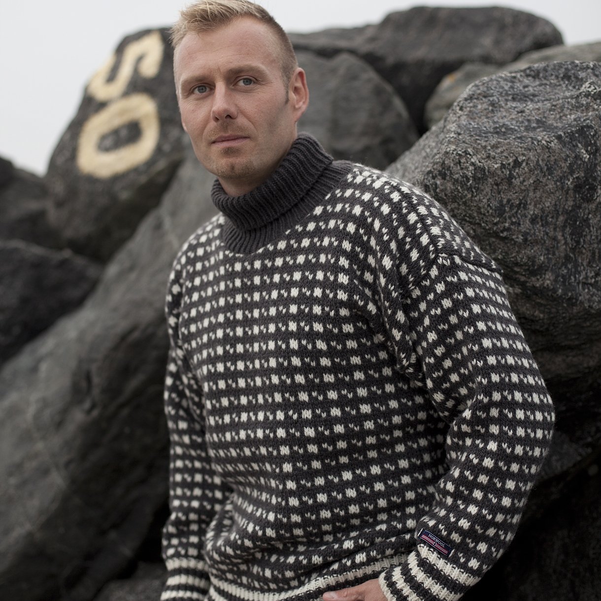 Flot islandsk sweater med høj rullekrave i 100% ren uld 