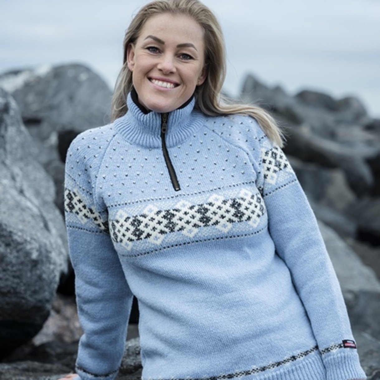 Flot isblå uldsweater med raglan ærmer
