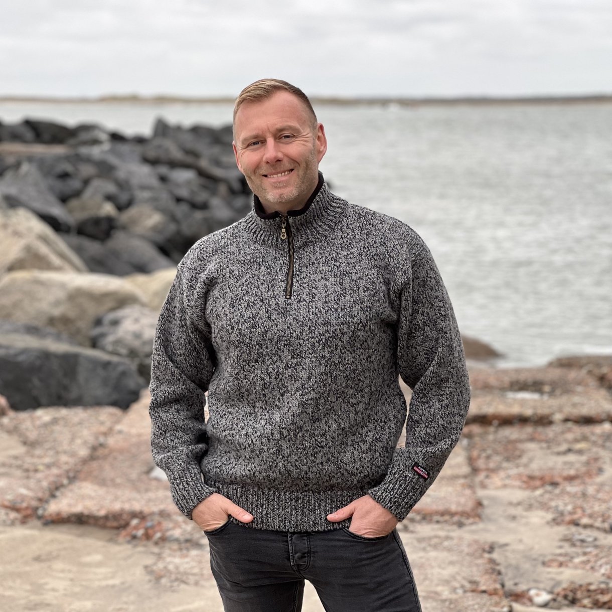 Moderne norsk uldsweater i 100% ren uld